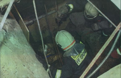Rettungskräfte arbeiten in der Grube fieberhaft gegen die Zeit -Foto: Niebergall-